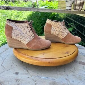Desert Wedge Booties Women Size 9 Brown Suede Floral Canvas Lace Up Boots TOMS
